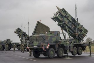La livraison de cinq systèmes de défense sol-air Patriot à la Suisse par les Etats-Unis va prendre du retard. Le département américain de la Défense a expliqué que les priorités devaient être revues à cause du conflit en Ukraine (archives). KEYSTONE/AP DPA/AXEL HEIMKEN